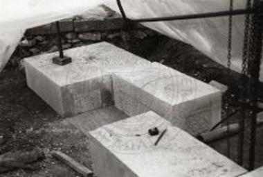 Οι νέοι κυβόπλινθοι στο μεγάλο ανάλημμα κατά την τοποθέτηση.