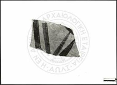 Από το ΒΑ τμήμα του ταφικού περιβόλου: όστρακο γραπτού αγγείου αρχαϊκών χρόνων από τη στρώση συμπαγών τεφρόχρωμων 