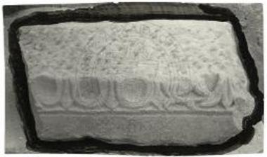 Λείψανον επικράνου εκ προγενεστέρου οικοδομήματος.