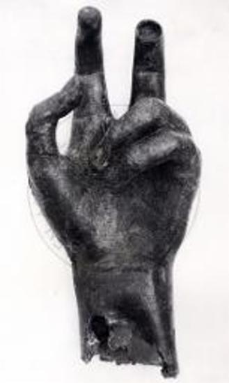 Χείρ χαλκού αγάλματος.