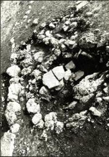 Νεκυομαντείον Αχέροντος. Παιδικός τάφος με κυκλικό περίβολο.