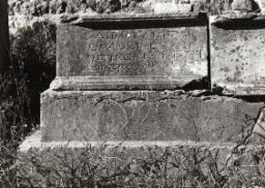 Ωρωπός. Επιγραφές. Αναθηματική επιγραφή 440 στην όψη βάθρου αγάλματος του Διομήδους με την αναθηματική επιγραφή 389.