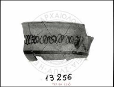 Νοτιοδυτική Συνοικία, Μεσαίος Δρομίσκος επάλειψη του ανατολικού τοίχου της καθόδου προς το τείχος, βαθύτερα, σκύφος.