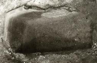 Η πήλινη λάρνακα νηπίου Ε/1.