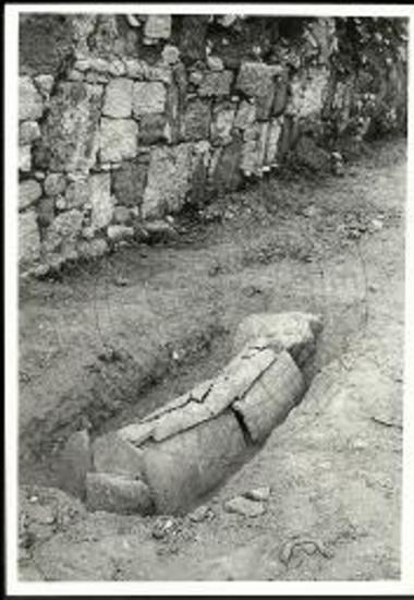 Κεραμοσκεπής τάφος έξω από το τείχος της ανατολικής πλευράς.