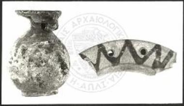 Αρύβαλλος με επίχρισμα και γραπτή διακόσμηση και θραύσμα από το χείλος γραπτού αγγείου (Κ/ 2).