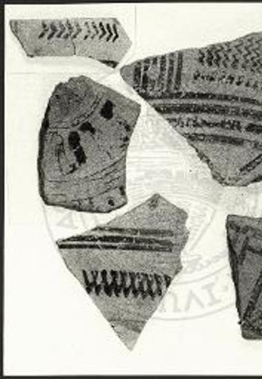 Γεωμετρικά και αρχαϊκά όστρακα από την αμέσως πάνω από την πυρά επίχωση. Η πυρά βρίσκεται στο ανώτερο τμήμα της επίχωσης των πρώιμων ελληνικών χρόνων στα βόρεια του πρωτογεωμετρικού κτίσματος.