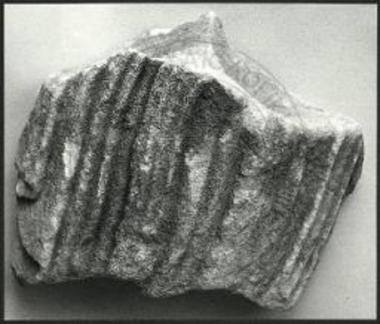 Δήλιον Πάρου. Τμήμα των χειρίδων του χιτώνα.