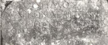 Ωρωπός. Επιγραφές. Αναθηματική επιγραφή 374 κάτω από την αναθηματική επιγραφή 456 στην όψη του βάθρου αγάλματος του Αγρίππα.