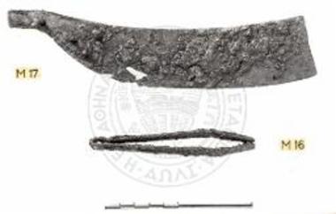 Περατή. Το νεκροταφείον. Ξυράφιον και τριχολαβίς του τάφου 5α.