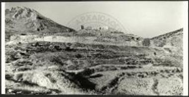 Άποψις του λόφου των Μυκηνών από Δ (1959), Α: θέσις αναλημματικού τοίχου, Β: πιθανή προς την κλίμακα ανάβασις.