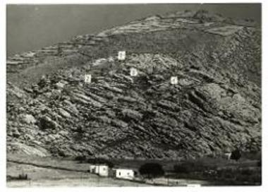 Πάρος, Κουκουναριές. Άποψη της ακρόπολης των Κουκουναριών: 1. Κορυφή λόφου, ερείπια μυκηναϊκού ηγεμονικού συγκροτήματος. 2. Νότια ανάβαση, θέση ανασκαφής 1985. 3. Μεσαίο πλάτωμα, ερείπια πρώιμου αρχαϊκού οικισμού. 4. Ανάλημμα Ιερού Αθηνάς.