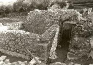 Η συντήρηση των τοιχοποιιών γύρω από το λουτρό.