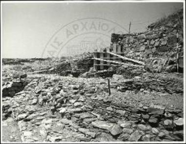 Άποψις των αναλημματικών τοίχων των δύο ατραπών, των οδηγουσών εις την πύλην του οχυρωματικού τείχους. Ο χαμηλότερος αναλημματικός τοίχος προς τα αριστερά υπεστήριζε την παλαιοτέραν· ο υψηλότερος, εις το κέντρον, την νεωτέραν.