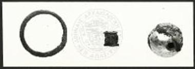 Πυρά Β.  Αργυρός δακτύλιος (Β276-ΕΜ 330), αργυρός επίχρυσος σωληνίσκος (Β266-ΕΜ 3722) και αργυρή επίχρυση κεφαλή περόνης (Β277-ΕΜ 330).