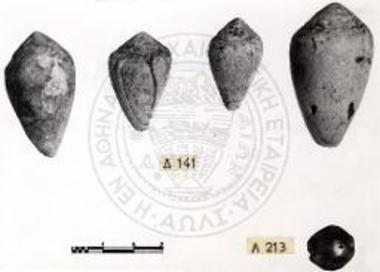 Περατή. Το νεκροταφείον. Κογχύλια και χάνδρα του τάφου 104.