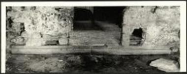 Ο κάτωθεν του μεταγενεστέρου κτιστού τέμπλου αποκαλυφθείς μαρμάρινος στυλοβάτης του βυζαντινού τέμπλου.