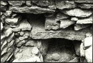 Η είσοδος του θολωτού τάφου Γ και το άνωθεν ταύτης παράθυρον.