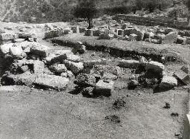 Το νότιο τμήμα των θεμελίων του ναού. Μόνο ένας λίθος, ο προτελευταίος δεξιά, είναι στη θέση του.