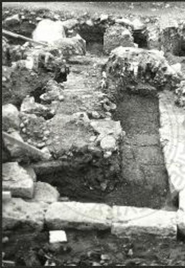 Τοιχος σε σχήμα πει, εξωτερικά από την πύλη Γ.