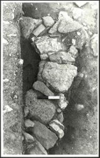 Οι δύο σειρές λίθων κοντά στη νότια πλευρά της τάφρου (άποψη από Α).