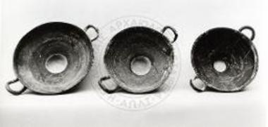 Εσωτερικά ανθεμωτών κυλίκων του τάφου Τ/16 (αρ. 10089, 10100, 10044).