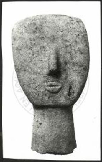Κεφαλή μαρμαρίνου κυκλαδικού ειδωλίου ευρεθείσα υπό την υπ' αρ. 10 σαρκοφάγον.