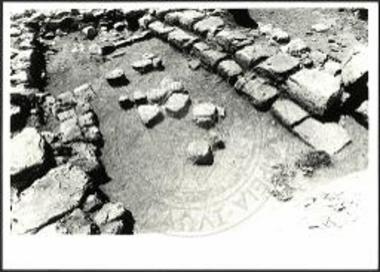 Η ευθυντηρία του τοίχου του κτιρίου του 7ου π.Χ. αι. (από ΝΑ).