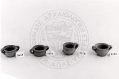 Αναθηματικοί κανθαρίσκοι και σκυφίδια.