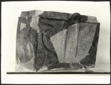 Συγκροτηθέν υπομινωικών χρόνων κιβωτιόσχημον σκεύος εκ του θολωτού τάφου Γ Συκιάς- Αδρομύλων.