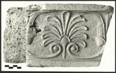 Τεμάχιον πηλίνης σίμης μετ΄ αναγλύφου διακοσμήσεως.