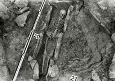 Ταφ. πίθος 21 και κιβωτόσχημος τάφος 20.