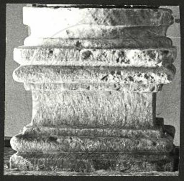 Μέζαπος, ναός Αναλήψεως. Βάθρον ως τμήμα του ποδός της αγίας Τραπέζης.