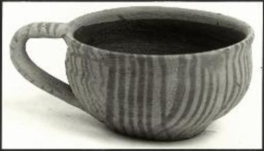 Μόνωτο κύπελλο με γραμμική διακόσμηση από εξαπλό πινέλο.