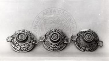 Ανθεμωτές κύλικες του Ε/2 (αρ. 9054, 9055, 10453).