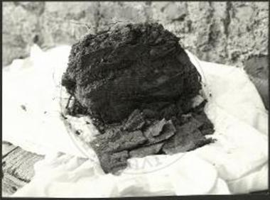 Επίχρυσα και επάργυρα πλακίδια- αφιερώματα, ως ευρέθησαν μετά της πελίκης.