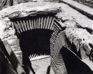 Ο υπόγειος τάφος προ της επισκευής.