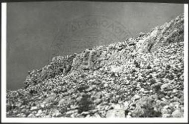 Το κάστρον του ακρωτηρίου Τηγάνι. Φυσικόν οχυρόν της ΝΑ. πλευράς του.