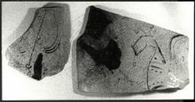 Όστρακα από μεγάλο ερυθρόμορφο αγγείο με παράσταση νέου και αλόγου.