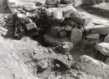 Φάση από την ανασκαφή του λάκκου μέσα στα θεμέλια του μνημειώδους βωμού.