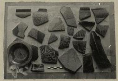 Διάφορα όστρακα εκ Καλαμίτσας. Τα δύο πρώτα (άνω αριστερά) φέρουν τον γεωμετρικόν εξ ομοκέντρων κύκλων και καθέτων γραμμών εναλλάξ (τριγλύφων και μετοπών) διάκοσμον (πρβ. ΠΑΕ 1935 σ. 34 και εικ. 8) εις την προς χρονολόγησιν προσπάθειαν των οποίων ας προστεθή και η ομοιότης των εκ Πάρου οστράκων E. Buschor Ath. Mitt. 1929, σ.143 και πίν. παρένθετος LI. Τα δύο αμέσως κατά σειράν επόμενα (κάτω άκρον δρομέως και μέρος του σώματός του ( ) είναι ανατολίζοντα- νησιωτικά.