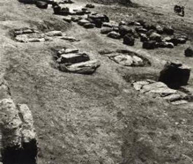 Αρχαίαι Φθιώτιδες Θήβαι (Μικροθήβαι). Τάφοι προ του τείχους.