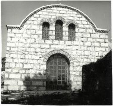 Η πρόσοψις της Τραπέζης της Παρηγορητίσσης χρησιμοποιουμένης ήδη ως Αρχαιολογικόν Μουσείον Άρτης.