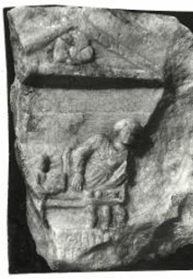 Το εντειχισμένον εντός της αψίδος του ιερού του Αγ. Νικολάου τεμάχιον ρωμαϊκής σαρκοφάγου.