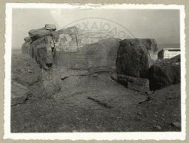 Οι περιβάλλοντες τον πύργον ογκόλιθοι από ΒΔ.