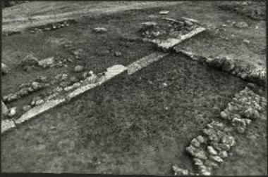 Λεπτομέρεια τοιχοδομίας ελληνιστικών και ρωμαίκών κτισμάτων. Σε πρώτο πλάνο ο χώρος του αιθρίου.