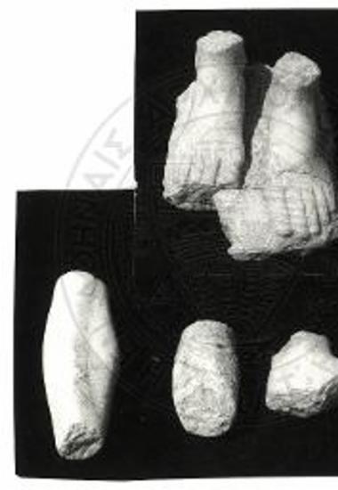 Τεμάχια αρχαϊκών κούρων μικρού μεγέθους.