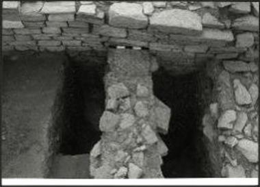 Πάρος, Κουκουναριές. Δοκιμαστικές τομές σκαμμένες καθέτως προς τον δυτικό αναλημματικό τοίχο του ιερού της Αθηνάς.