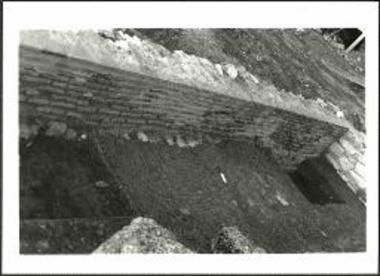 Δωδώνη. Πρυτανείο. Αρχικό κτίριο Ο. Αίθουσα με το περιστύλιο. Τομές (Τ36α και Τ37α) στη θεμελίωση του ρωμαϊκού τοίχου. Βόρεια όψη (πρόσοψη). Άποψη από ΒΑ.