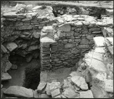 Πάρος, Κουκουναριές. Μυκηναϊκά ερείπια τετραγώνου Δ4. Άποψη από Β.